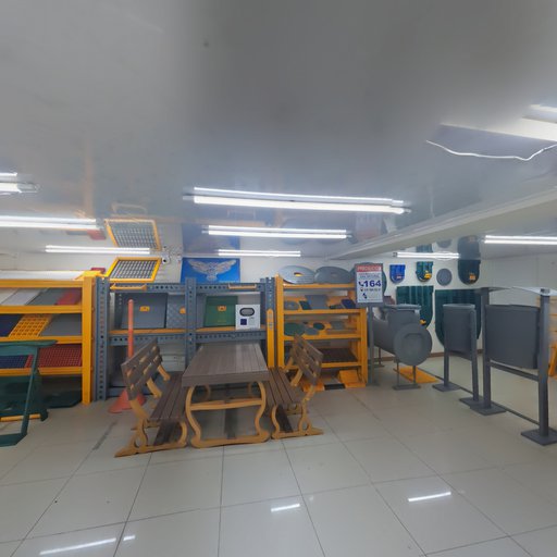 Punto de venta Maderplast con mesa, sillas, rejillas y otros productos en exhibición